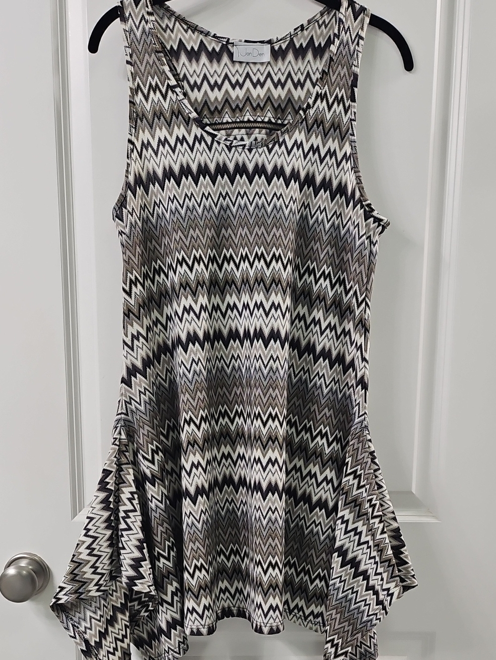 Jon-Den Sleeveless Zigzag Tunic Top in Black, White & Gray